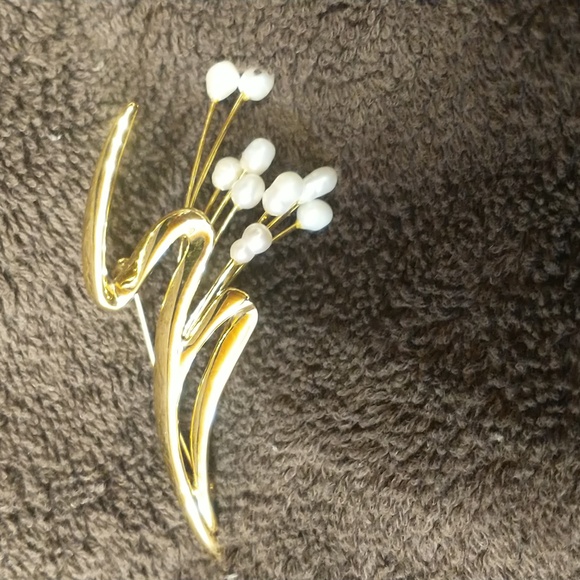 Freshwater pearl spray brooch. - Picture 5 of 5